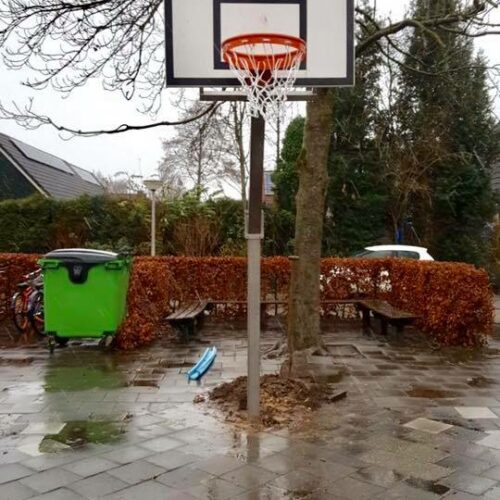 Basketbalbord LK compleet 12 Dit voordelige en duurzame basketbalbord op onze verstelbare rvs basketbalpaal. Een zeer fraaie combinatie.
